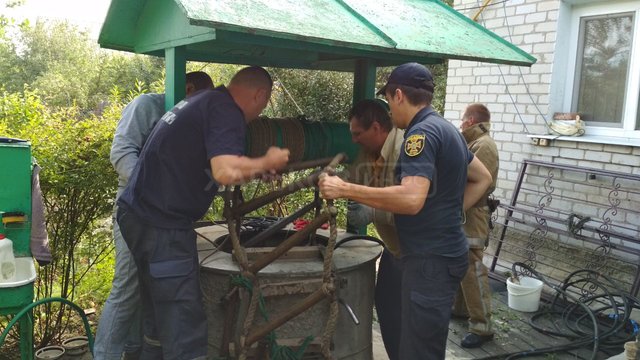 Харьковский район: спасатели оказали помощь мужчине, который упал в колодец