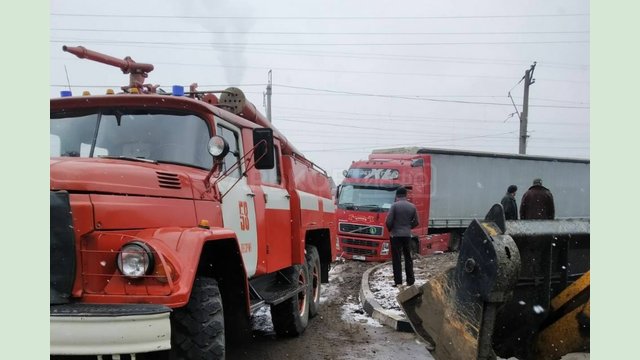 Харьковский район: спасатели помогли водителю грузовика выехать из грязи Харьковский район: спасатели помогли водителю грузовика выехать из грязи
