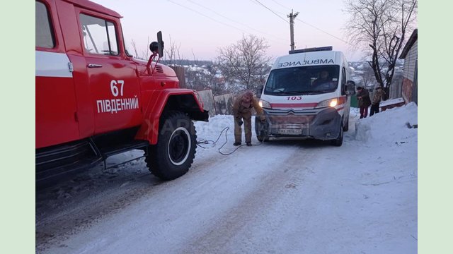 Харьковский район: спасатели помогли вытащить автомобиль скорой по скользкому подъему Харьковский район: спасатели помогли вытащить автомобиль скорой по скользкому подъему