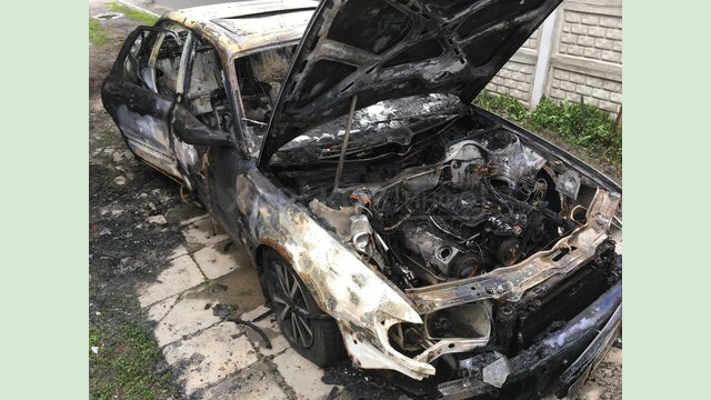 Холодногорский район: спасатели потушили горящий автомобиль Холодногорский район: спасатели потушили горящий автомобиль