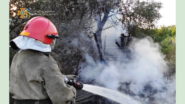 Изюмский район: спасатели ликвидировали пожар сухостоя и хозяйственной постройки Изюмский район: спасатели ликвидировали пожар сухостоя и хозяйственной постройки