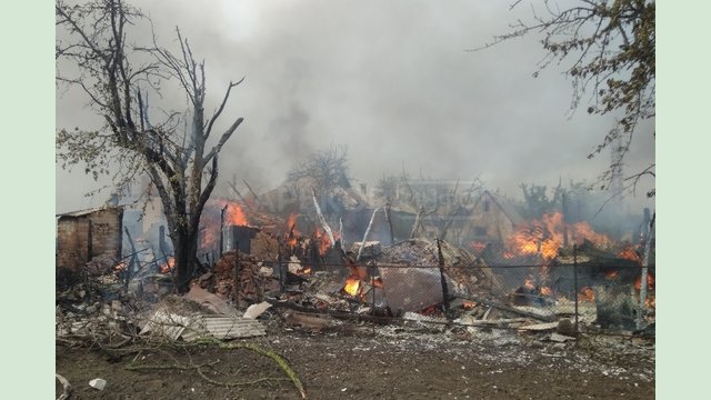 Изюмский район: спасатели потушили крупный пожар, охвативший сразу три домовладения