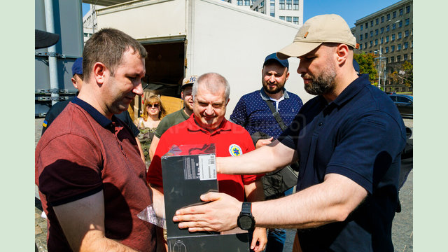 Kharkiv IT Cluster передал хирургам Харьковской областной клинической больницы AR-очки для проведения сложных операций Kharkiv IT Cluster передал хирургам Харьковской областной клинической больницы AR-очки для проведения сложных операций