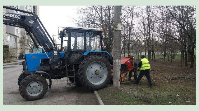 Коммунальные службы ежедневно убирают город после обстрелов