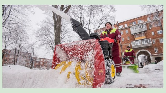 Коммунальные службы устраняют последствия стихии на внутриквартальных дорогах Коммунальные службы устраняют последствия стихии на внутриквартальных дорогах