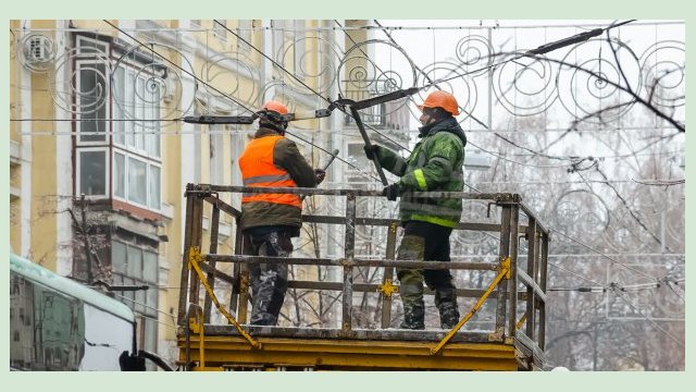 Коммунальщики оперативно устраняют обледенение контактной сети Коммунальщики оперативно устраняют обледенение контактной сети
