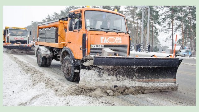 Коммунальщики убирают на улицах Харькова Коммунальщики убирают на улицах Харькова