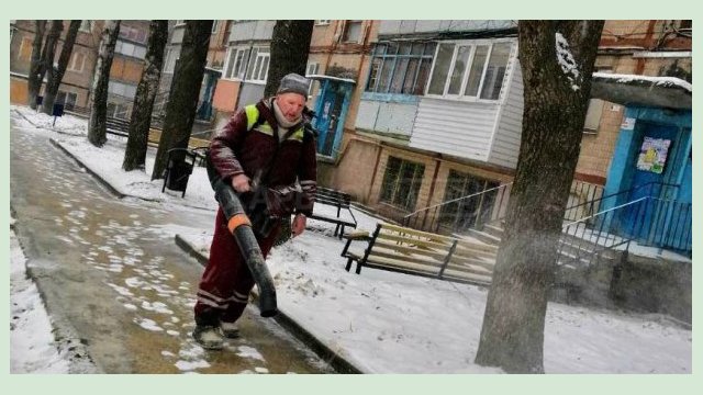 Коммунальщики устраняют последствия непогоды в Харькове