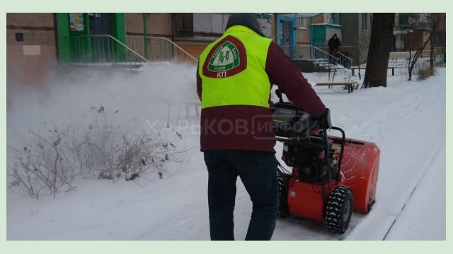 Коммунальщики устраняют последствия непогоды