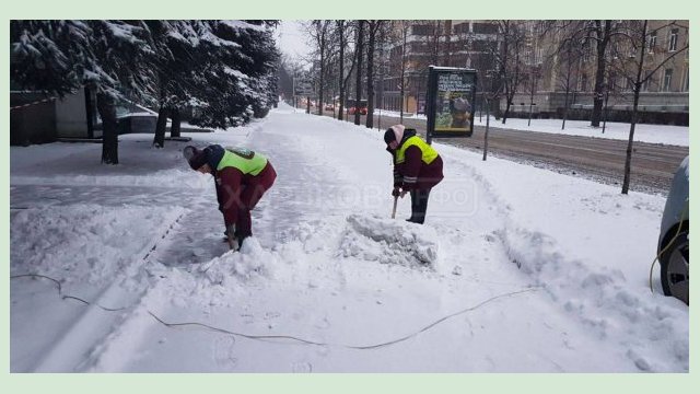 Коммунальщики устраняют последствия снегопада