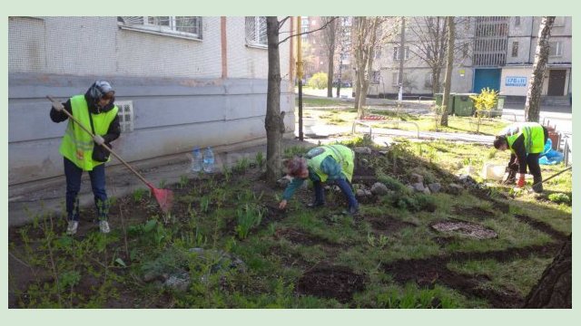 Коммунальщики высаживают цветы и убирают город