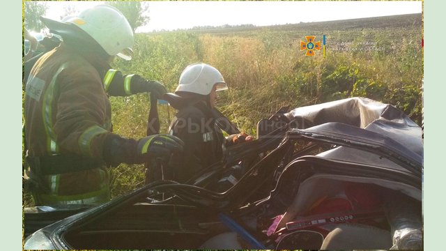 Купянский район: для деблокирования тела погибшего в результате ДТП водителя спасатели применили специнструмент Купянский район: для деблокирования тела погибшего в результате ДТП водителя спасатели применили специнструмент