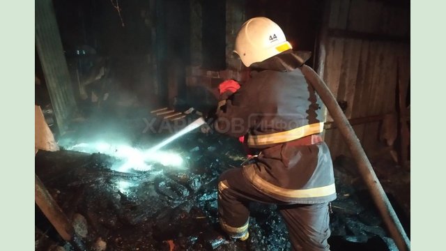 Купянский район: оперативно ликвидирован пожар на частном дворе