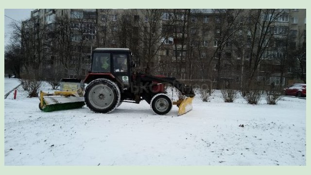 КВБО помогает убирать снег и лед на улицах Харькова 