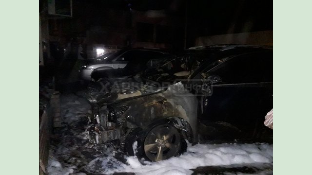 Лозовский район: на парковке вблизи жилой многоэтажки горел автомобиль Лозовский район: на парковке вблизи жилой многоэтажки горел автомобиль