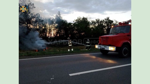 Лозовской район: горел легковой автомобиль