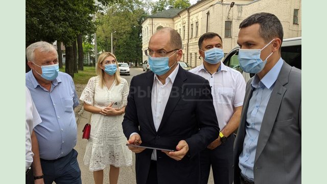Максим Степанов и Алексей Кучер ознакомились с работой харьковской 17-й больницы, принимающей больных COVID-19 Максим Степанов и Алексей Кучер ознакомились с работой харьковской 17-й больницы, принимающей больных COVID-19