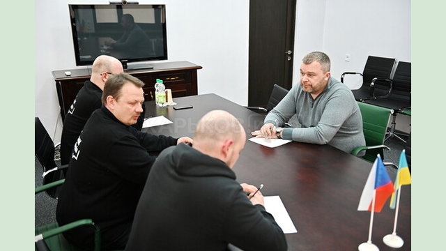 Михайло Харнам зустрівся з чеськими волонтерами Михайло Харнам зустрівся з чеськими волонтерами