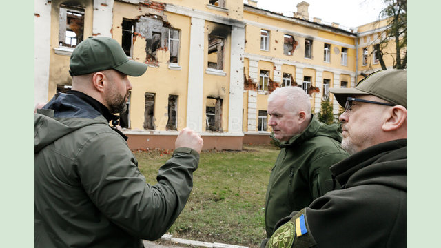 Міністрам оборони України та Литви показали наслідки широкомасштабного вторгнення на Харківщині