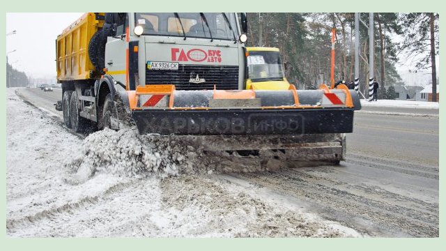 На дорогах Харькова работают около 100 снегоуборочных машин На дорогах Харькова работают около 100 снегоуборочных машин