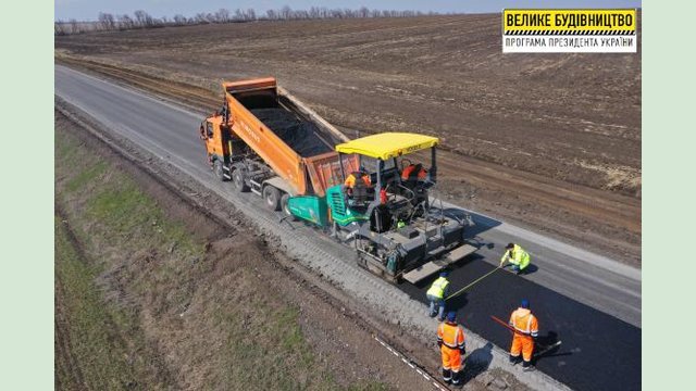 На дороге Новая Ивановка - Орелька на Чернявщину ремонтируют 5-километровый участок На дороге Новая Ивановка - Орелька на Чернявщину ремонтируют 5-километровый участок