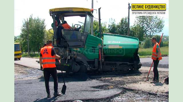На дороге в поселок Элитное уложили нижний слой из асфальтобетонной смеси На дороге в поселок Элитное уложили нижний слой из асфальтобетонной смеси