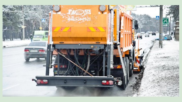 На дороги Харькова высыпали более тысячи тонн соли На дороги Харькова высыпали более тысячи тонн соли
