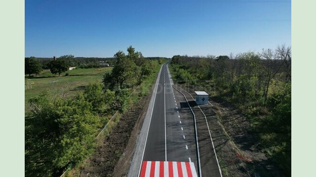 На дорозі, яка пролягає через Печенізьку та Чкаловську громади, завершують ремонт