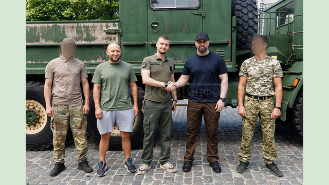 На фронт українським захисникам передали скандинавську вантажівку На фронт українським захисникам передали скандинавську вантажівку