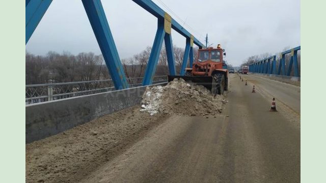 На Харьковщине от снега расчищено более тысячи километров дорог