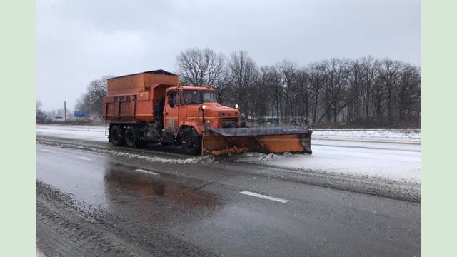 На Харьковщине от снега расчищено более тысячи километров дорог