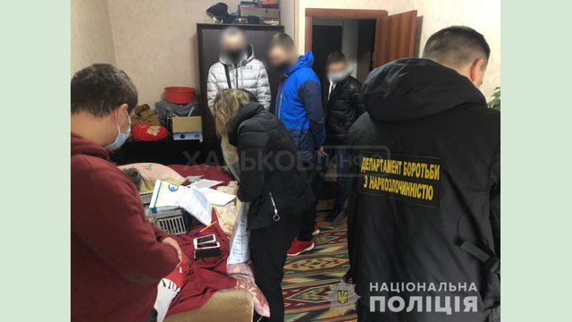 На Харьковщине полицейские пресекли преступную деятельность двух лиц, причастных к продаже наркотиков с использованием сети интернет На Харьковщине полицейские пресекли преступную деятельность двух лиц, причастных к продаже наркотиков с использованием сети интернет