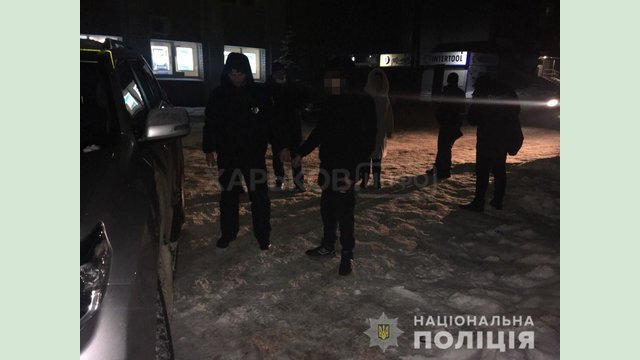На Харьковщине полицейские задержали молодого человека, который ограбил женщину возле банка На Харьковщине полицейские задержали молодого человека, который ограбил женщину возле банка