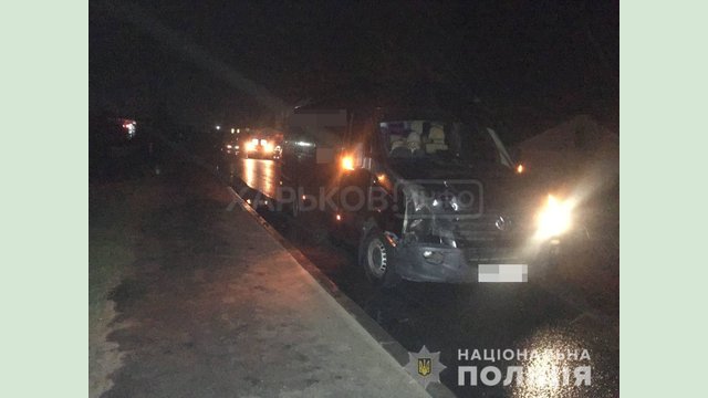На Харьковщине водитель маршрутного автобуса насмерть сбил молодую женщину На Харьковщине водитель маршрутного автобуса насмерть сбил молодую женщину