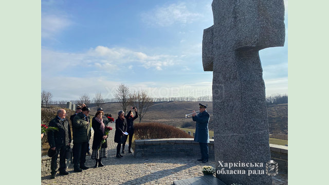На кладбище немецких солдат в Харькове состоялось возложение цветов На кладбище немецких солдат в Харькове состоялось возложение цветов