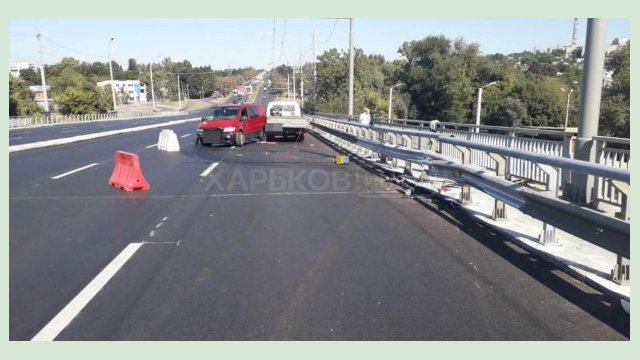 На Коммунальном мосту микроавтобус сбил дорожных рабочих На Коммунальном мосту микроавтобус сбил дорожных рабочих
