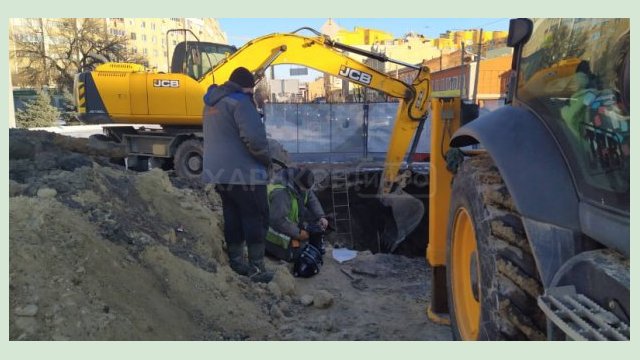 На Московском проспекте ликвидируют повреждение на трубопроводе 