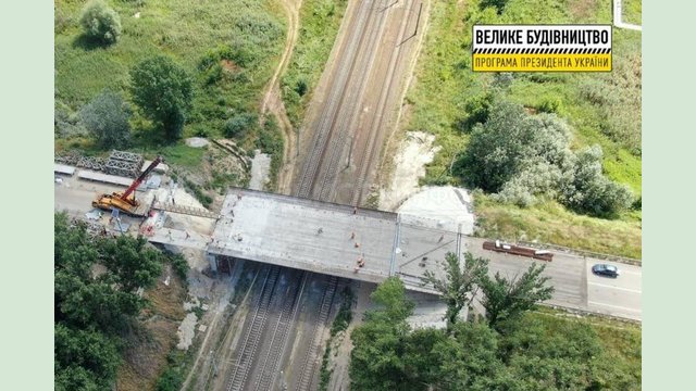На Песочинском мосту ведутся работы по монтажу балок и устройству монолитной железобетонной плиты На Песочинском мосту ведутся работы по монтажу балок и устройству монолитной железобетонной плиты