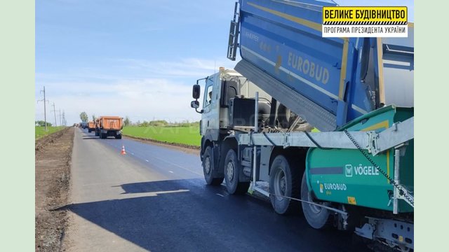 На подъезде к селу Новая Ивановка укладывают верхний слой покрытия На подъезде к селу Новая Ивановка укладывают верхний слой покрытия