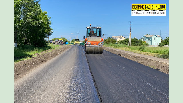 На пути к поселку Элитное стартовали работы по укладке верхнего слоя покрытия На пути к поселку Элитное стартовали работы по укладке верхнего слоя покрытия