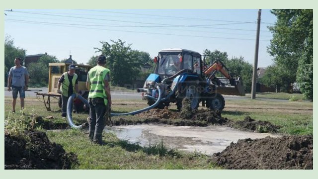 На Салтовке устраняют повреждение на водоводе 