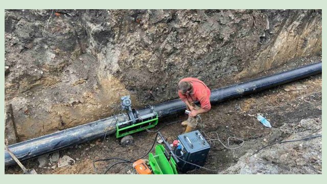 На улице Академика Павлова меняют поврежденный обстрелом водовод На улице Академика Павлова меняют поврежденный обстрелом водовод