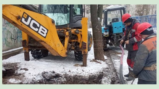 На улице Ильинской устраняют аварию на водопроводе На улице Ильинской устраняют аварию на водопроводе