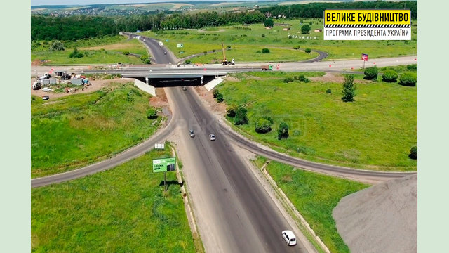 На второй половине моста дороги Харьков – Щербаковка укладывают монолитную железобетонную плиту На второй половине моста дороги Харьков – Щербаковка укладывают монолитную железобетонную плиту