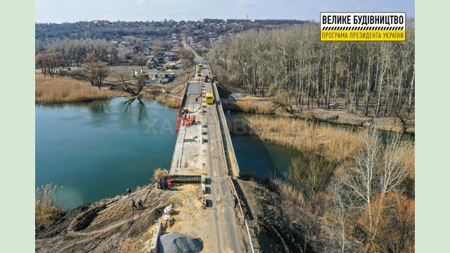 На выезде из Чугуева восстанавливают мост через Северский Донец На выезде из Чугуева восстанавливают мост через Северский Донец