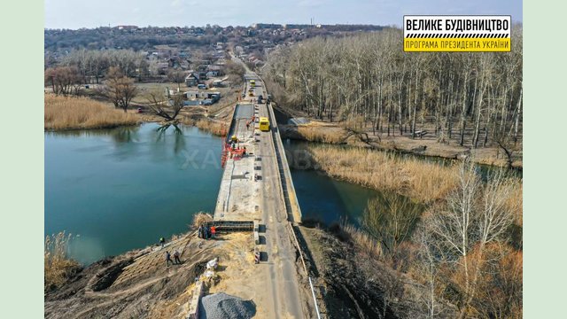 На выезде из Чугуева восстанавливают мост через Северский Донец