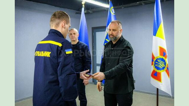 Начальник Харківської ОВА Олег Синєгубов передав державні нагороди рятувальникам області