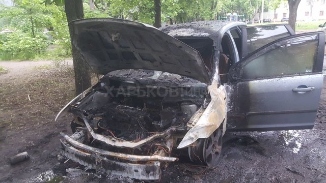 Немишлянський район: вблизи жилой пятиэтажки горел автомобиль Немишлянський район: вблизи жилой пятиэтажки горел автомобиль