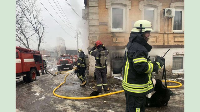 Новобаварский район: спасатели потушили пожар в доме старой застройки