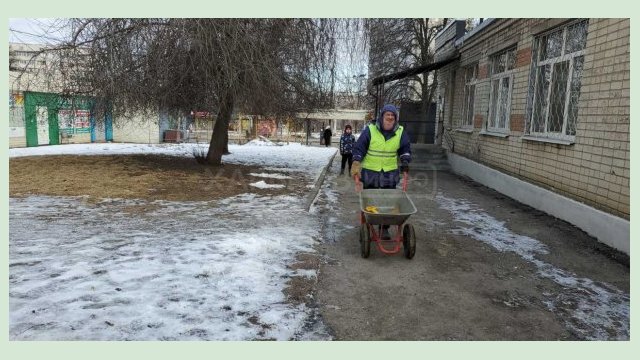 Около двух тысяч коммунальщиков убирают снег в Харькове 